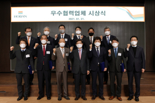김선규 호반그룹 총괄회장(앞 줄 왼쪽에서 네 번째)이 2021년 우수 협력사 시상식에서 수상자들과 단체 사진을 찍고 있다. <호반건설 제공>